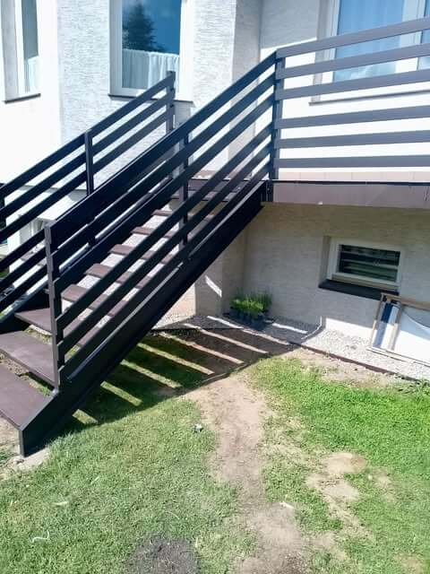Stalowe schody zabiegowe prowadzące na piętro domu z nowoczesną, bezpieczną balustradą w Piwnicznej