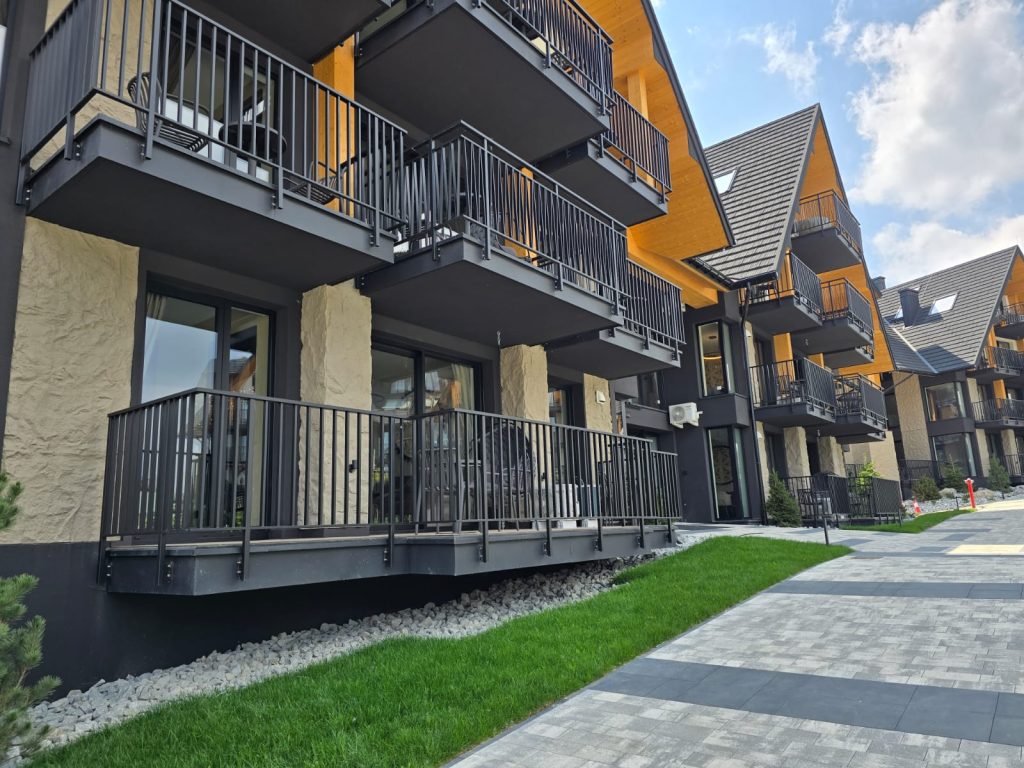 Sposoby montażu balustrad – od góry, czoła i spodu