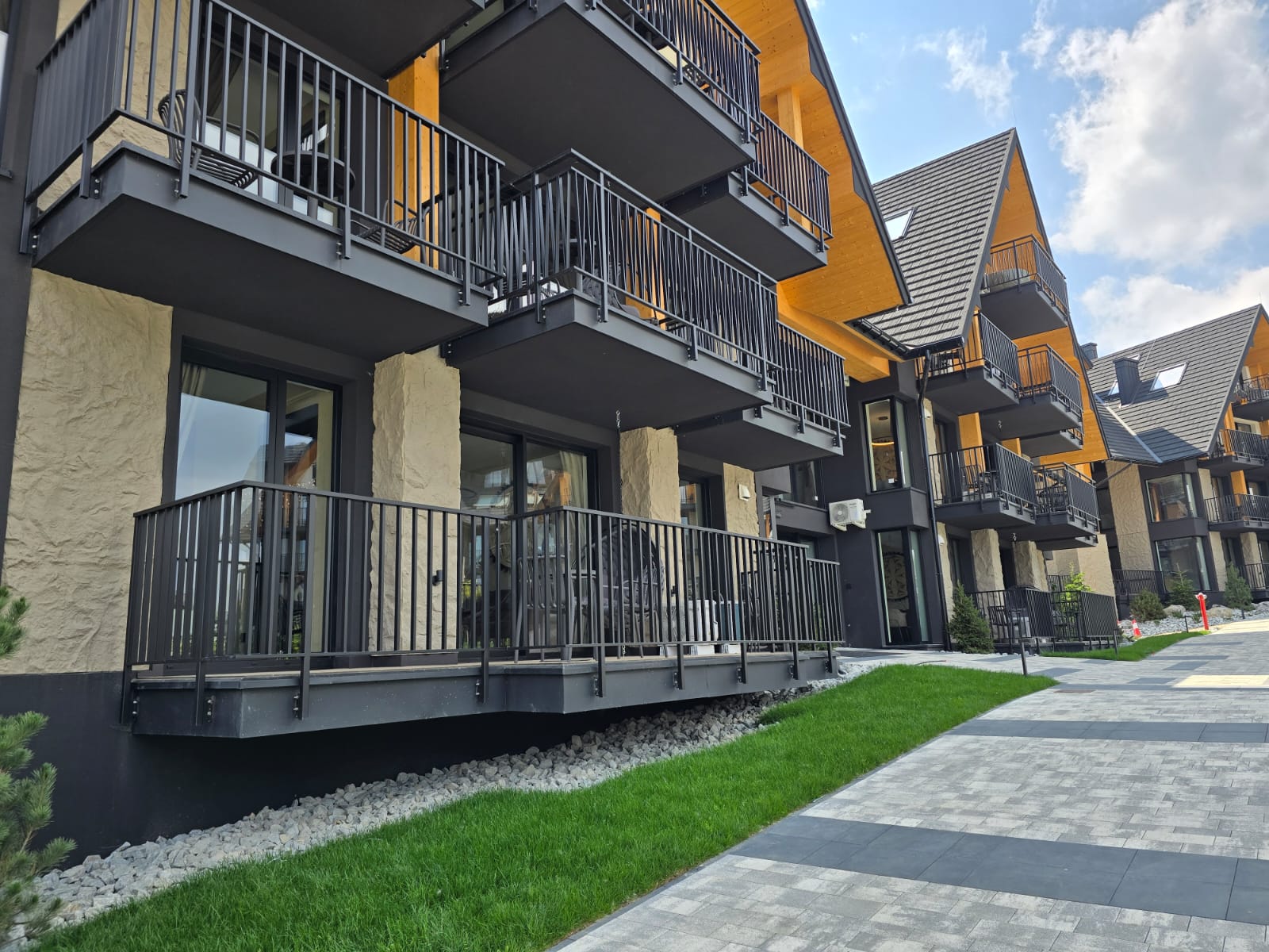 Sposoby montażu balustrad – od góry, czoła i spodu
